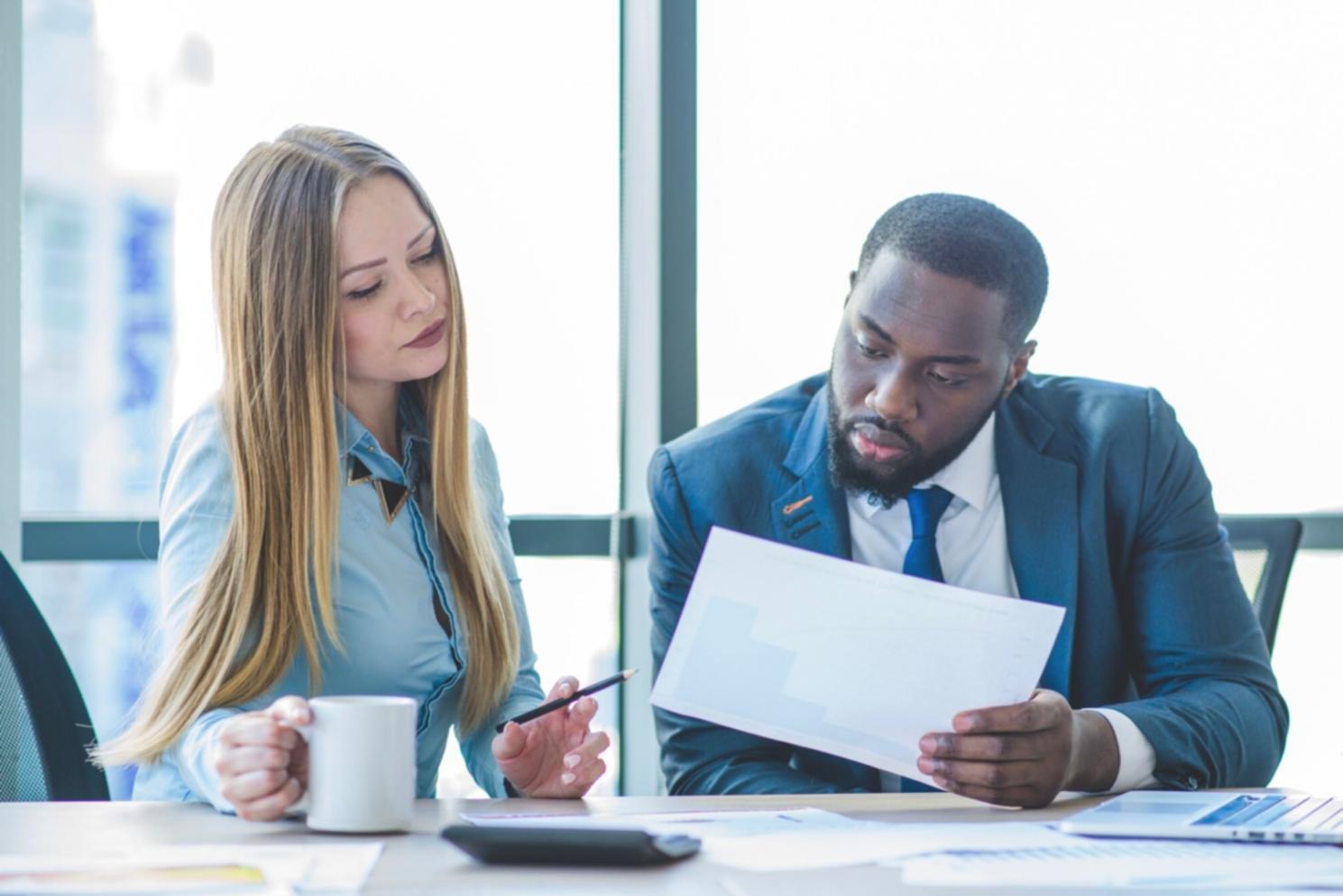 Équipe travaillant sur des processus budgétaires